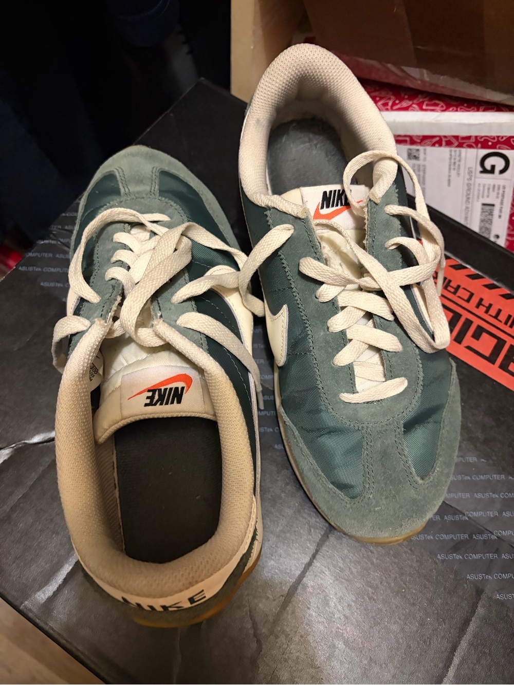 Live with smoker may smell will clean Nike women’s 7.5 green/white Sneakers